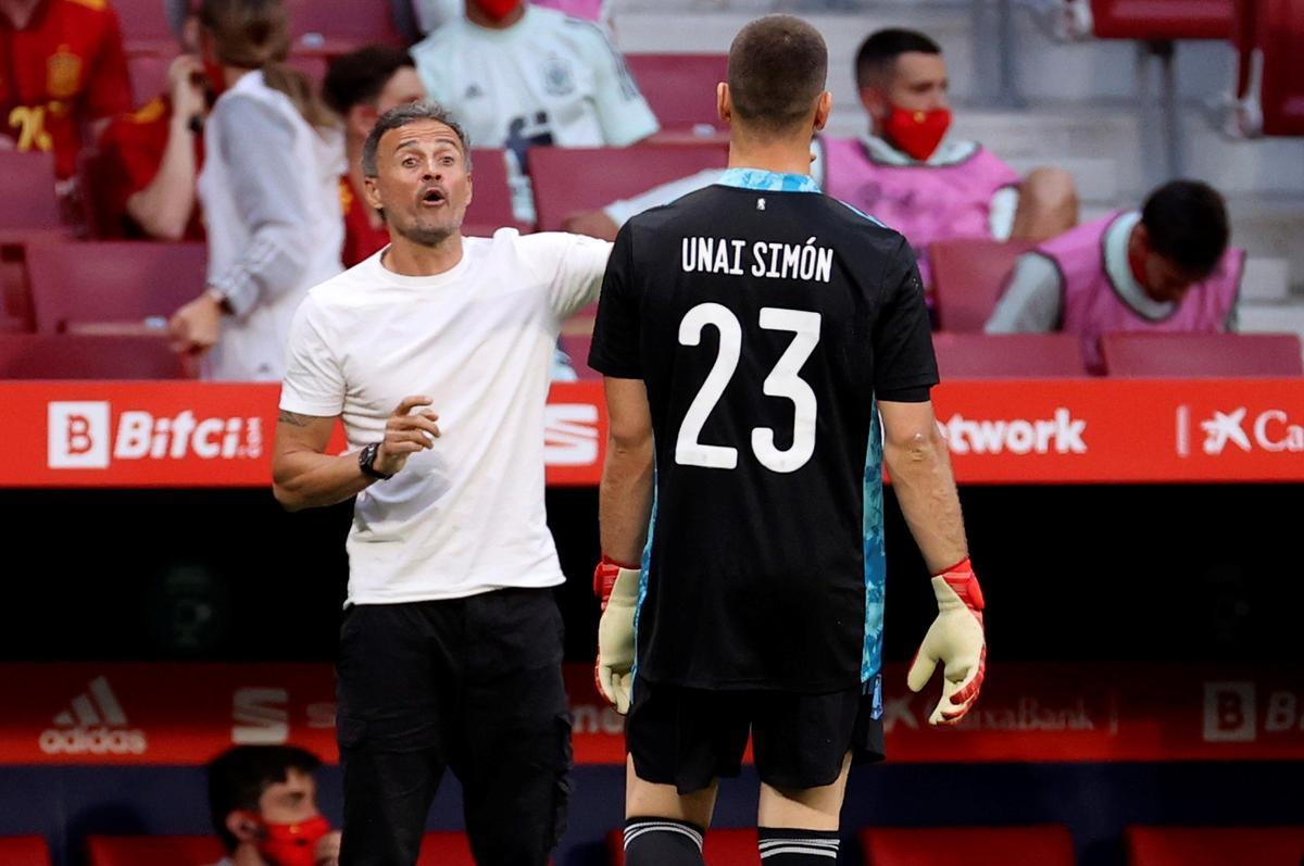 Unai Simón atiende las instrucciones de Luis Enrique en el España - Portugal