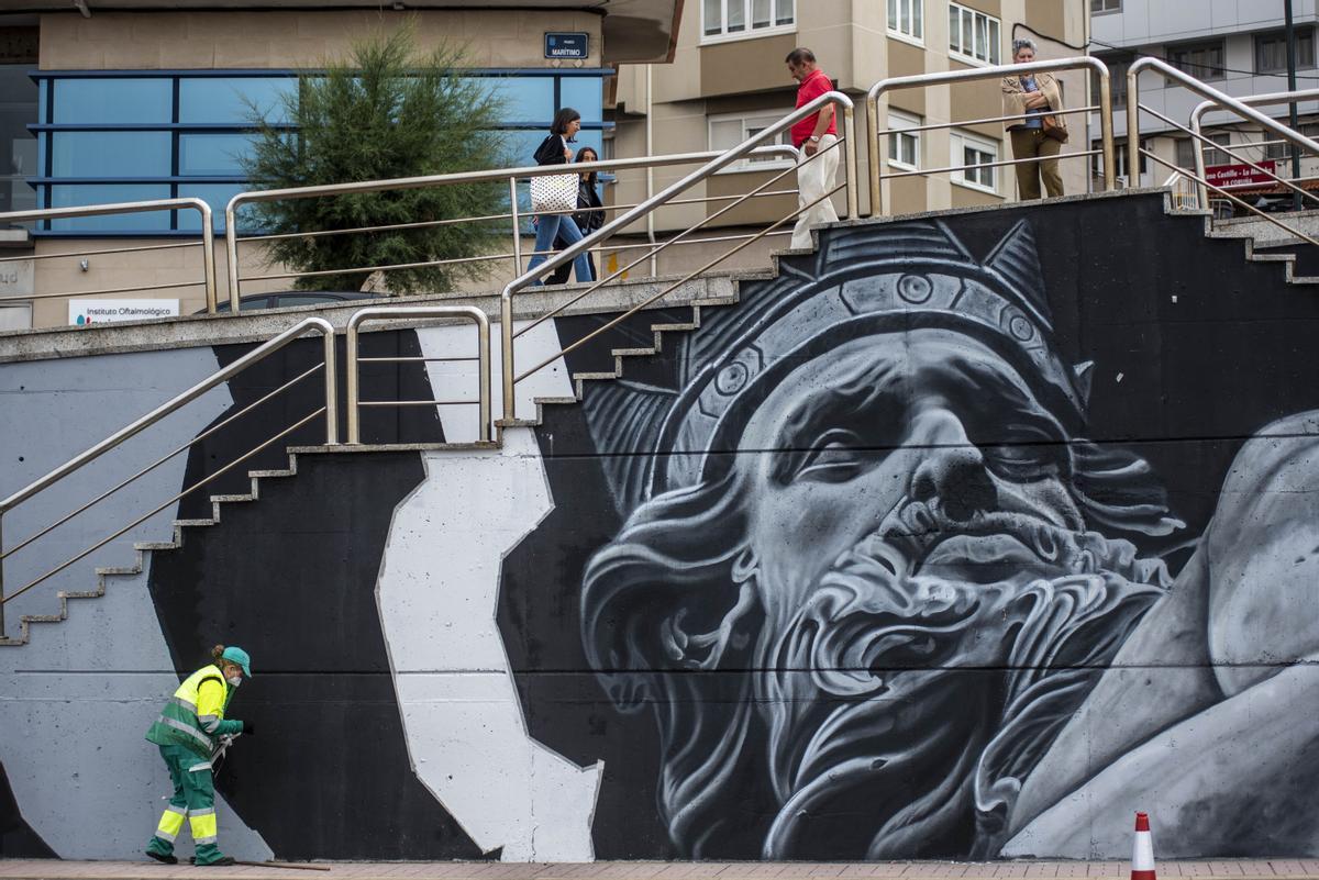Una obra titánica en A Coruña del mejor muralista del mundo frente a una ensenada eterna