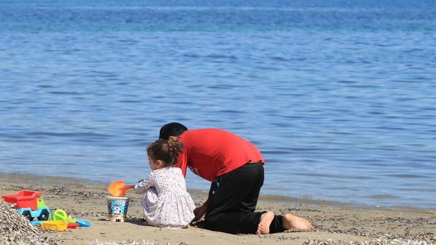 Personas a la orilla del mar, el sábado en Mazarrón.