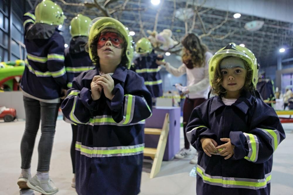 Visitantes en el recinto ferial Luis Adaro