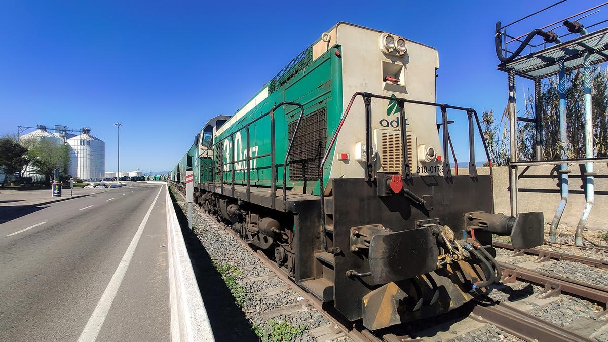 De Tarragona salen convoyes cargados de graneles sólidos a Aragón.