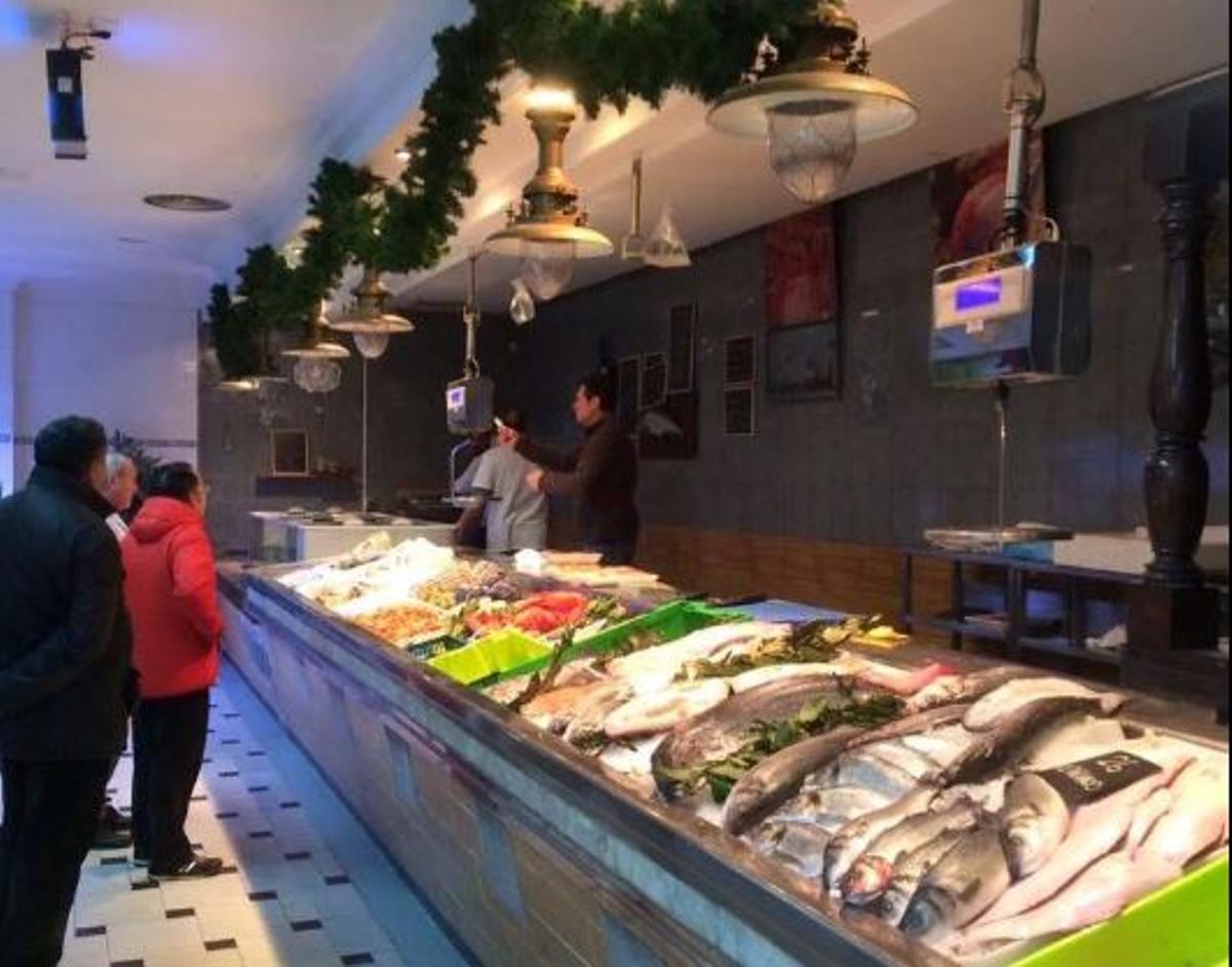 Interior de Pescados Muñoz, familiar negocio del distrito de Delicias