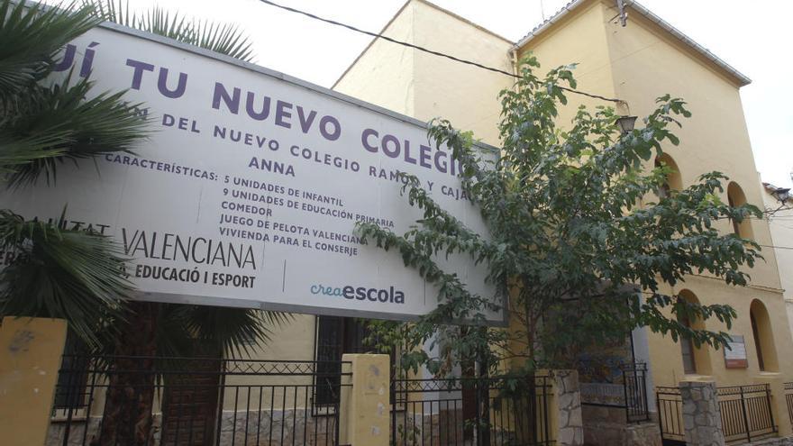 Exterior del antiguo colegio Ramón y Cajal de Anna, abandonado por los alumnos en 2017.