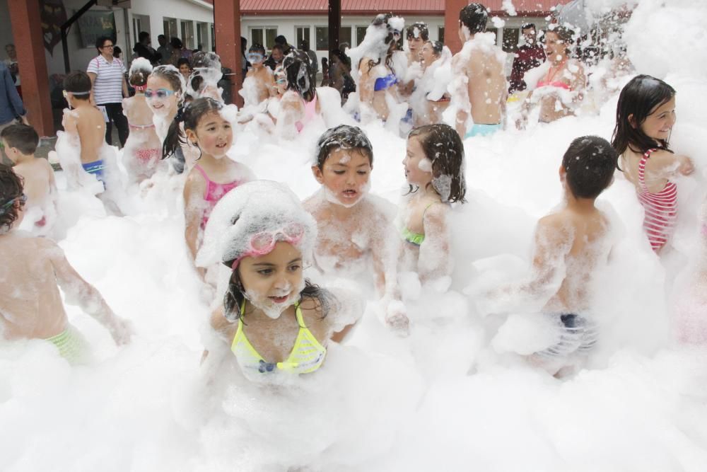 Fiesta de la espuma en el colegio Carballal