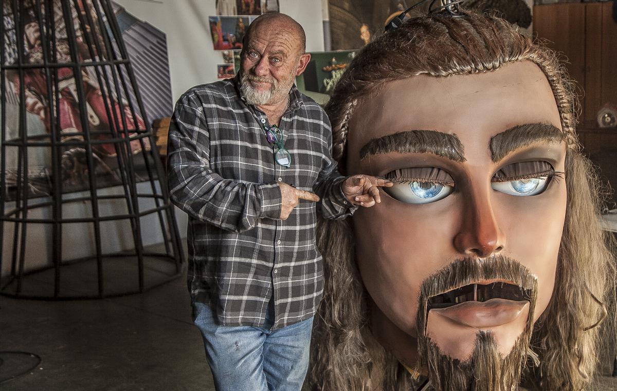 Miguel Ángel Martín Bordera posa en su taller de creación de San Vicente del Raspeig.