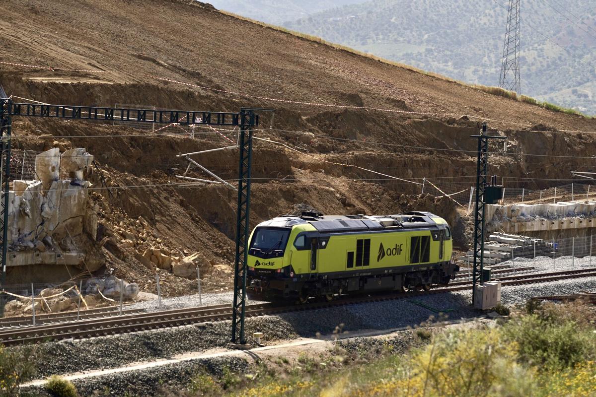 Reapertura parcial de la línea de Alta Velocidad a su paso por Álora, donde quedó sepultada por el desplazamiento de un talud de tierra