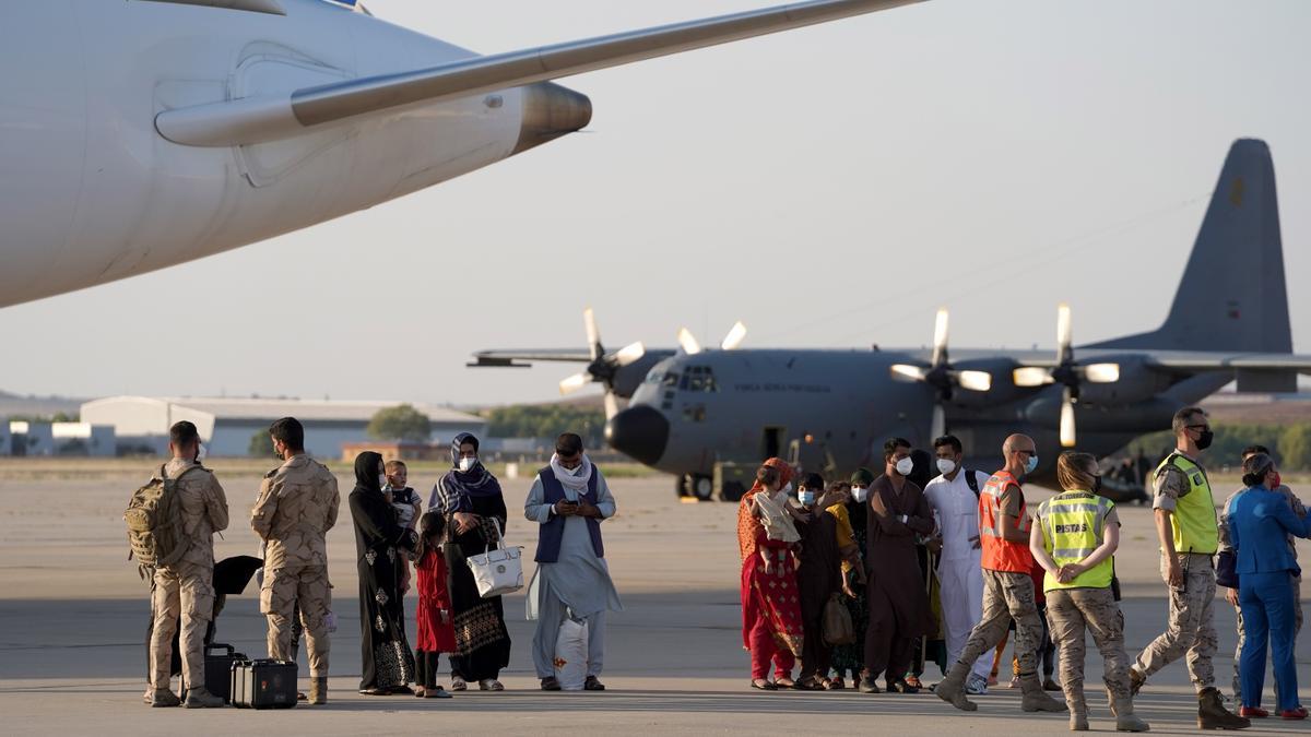Sánchez recibe el último avión con evacuados afganos.