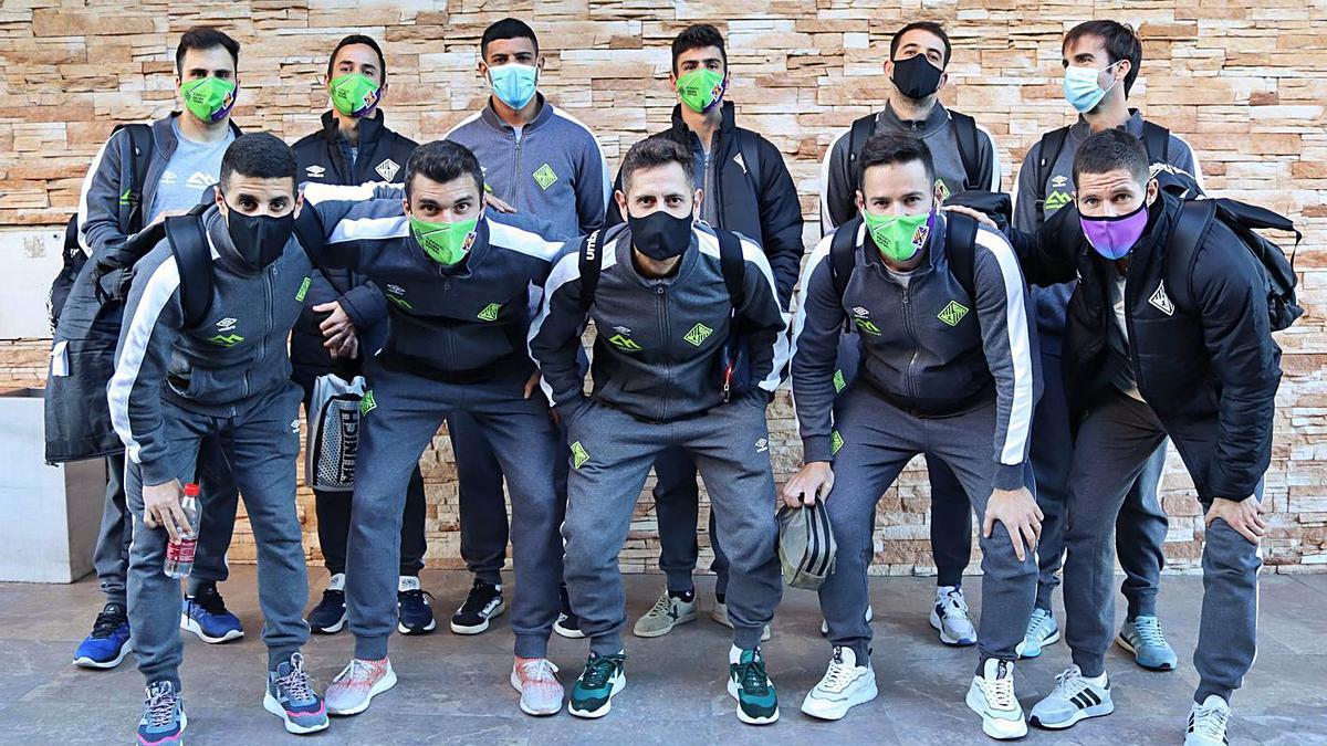 La expedición del Palma Futsal posa ayer a su llegada a Sevilla.