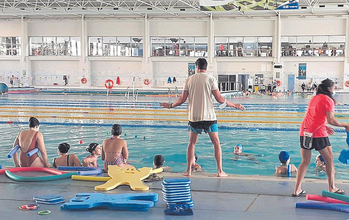 Clase de pedagogía 'outdoor training' en la piscina