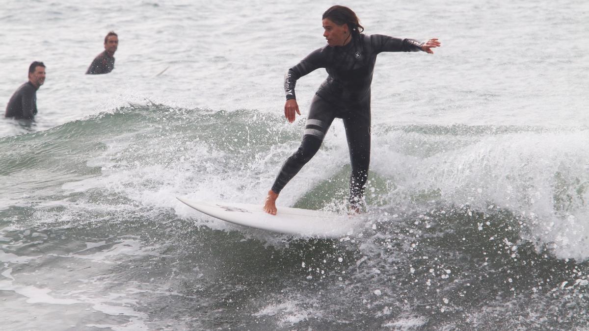 Temporal en la playa El Dedo con surfistas