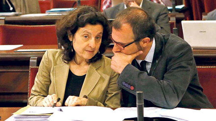 Fina Santiago y Biel Barceló, de Més, durante un pleno del Parlament.