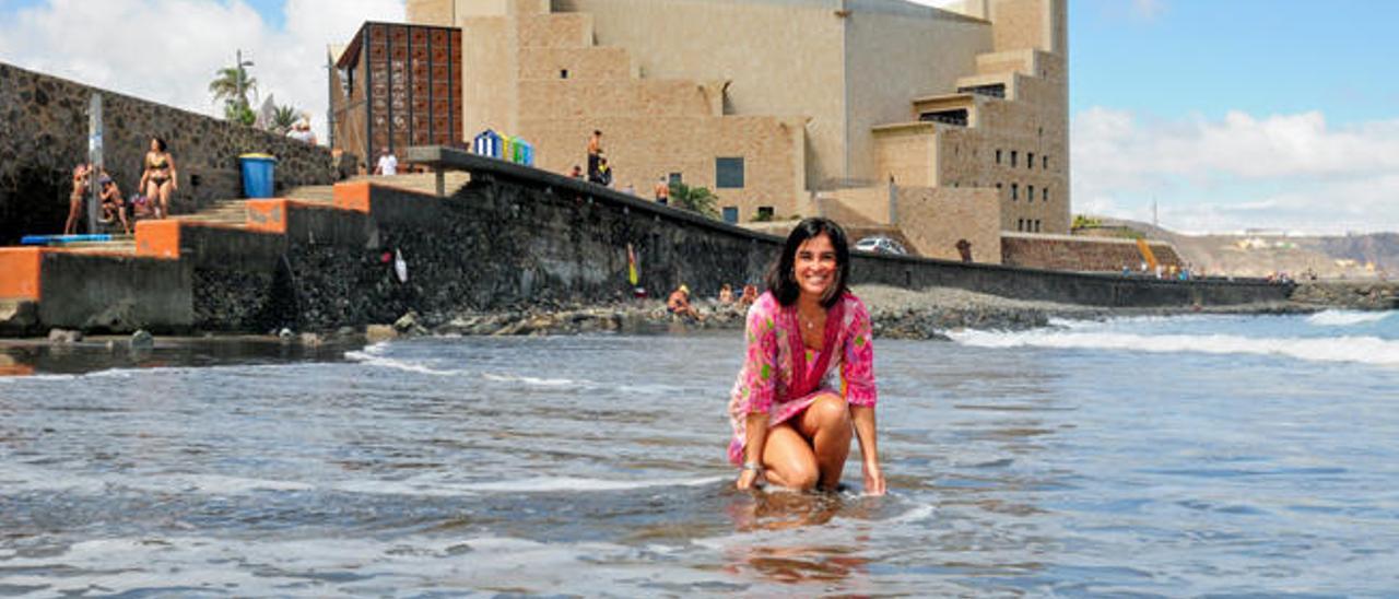 Carolina Darias, el pasado jueves en la playa de Las Canteras.