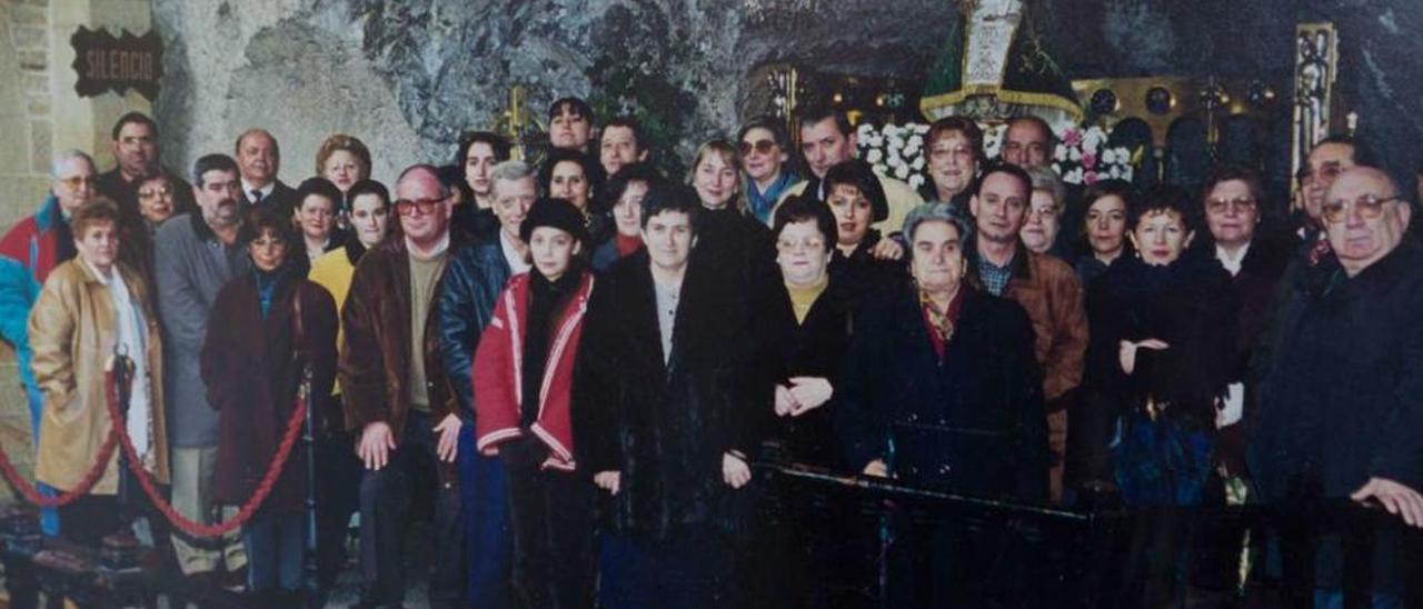 Integrantes de la peña Los Candiles, ante la Santina, en el primer viaje que realizaron a Covadonga en el año 1977. Desde entonces lo repiten todos los años.