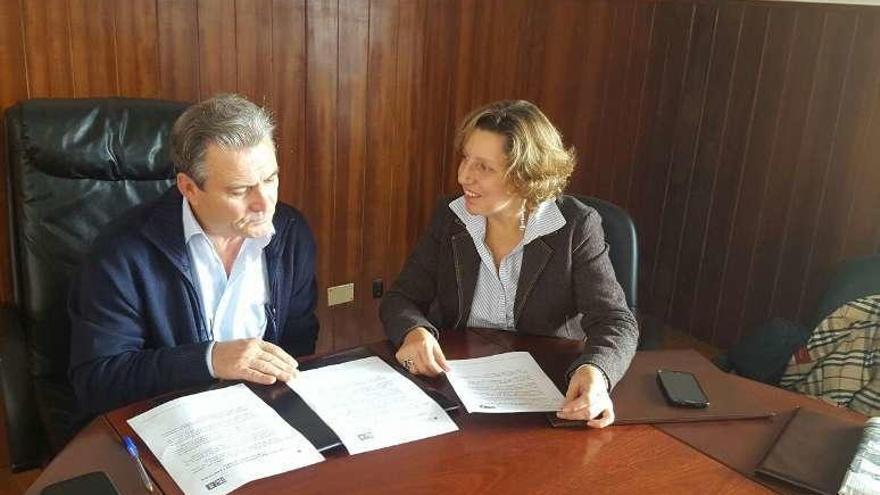 Carmen Gallego con el alcalde, José Luis Poceiro. // G. Santos