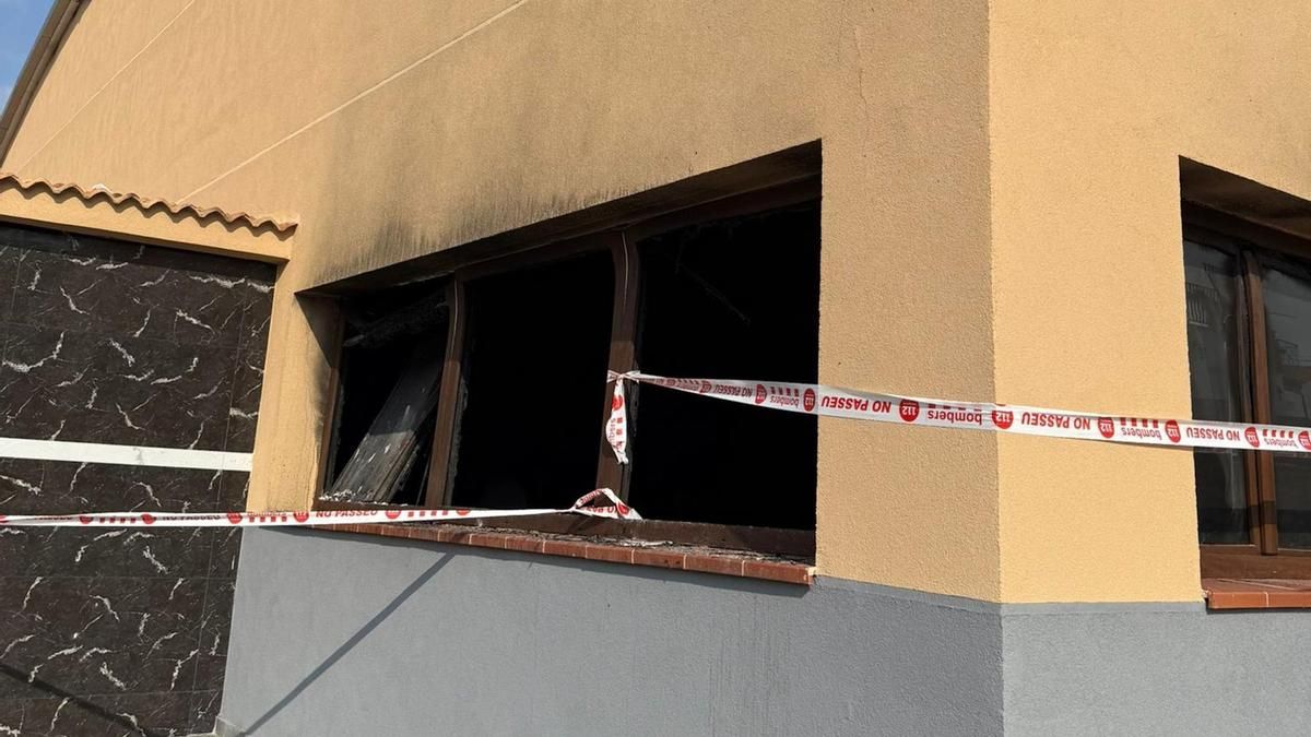 Imatge exterior de la mesquita de Piera després de l'incendi
