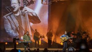 Barcelona. 23.11.2025. Cultura. Concierto de la banda Mumford and Sons, grupo británico de folk rock, en el Palau Sant Jordi. Fotogfafía de Jordi Cotrina
