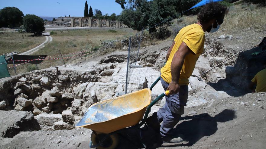 Se busca empresa para la retirada de tierra previa a la investigación arqueológica en la plaza de Armas de Medina Azahara