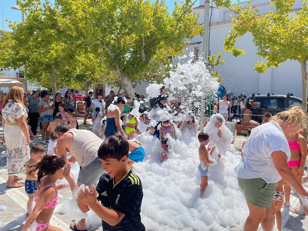Niños y familias disfrutan de una fiesta de la espuma durante la programación de verano del municipio.