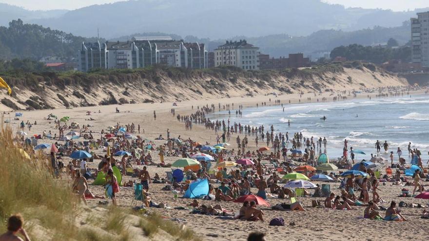 Bañistas en la playa de San Juan, el pasado verano.