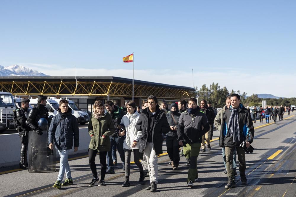 Una acció del Tsunami Democràtic talla l'AP-7 a la Jonquera