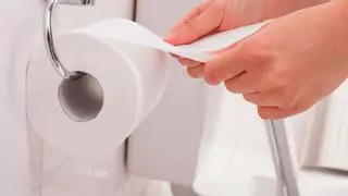 Un rollo de papel higiénico con bicarbonato en la nevera: el truco de limpieza que no te esperabas
