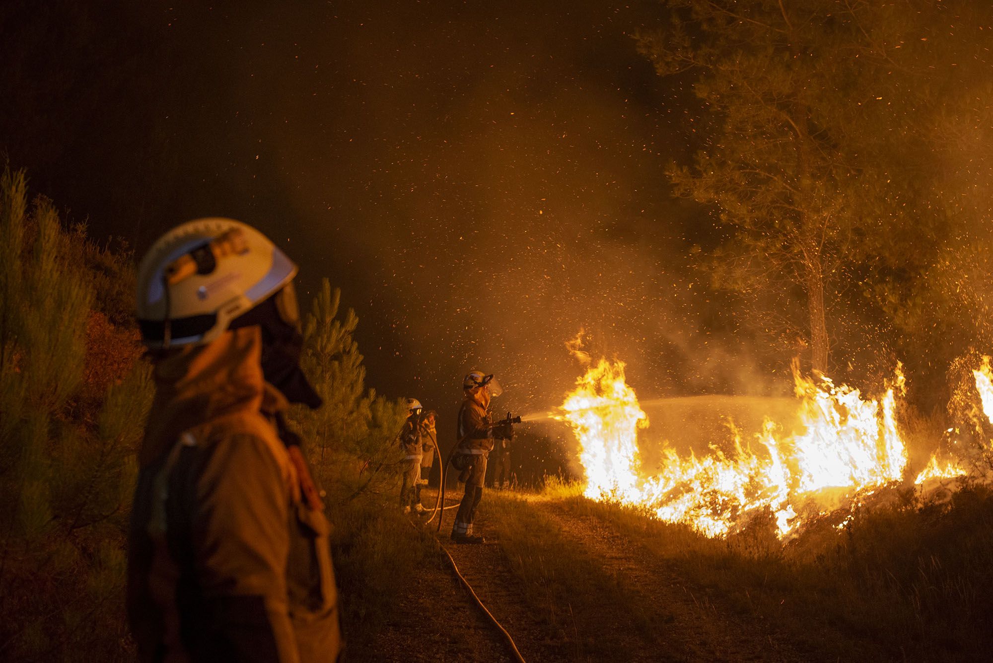 El incendio tuvo en vilo a los vecinos, arrasó al menos 150 hectáreas y afectó a la luz y las comunicaciones.