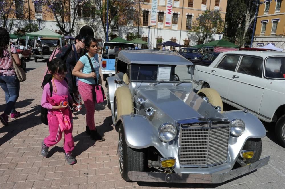 Lo coches antiguos conquistan  el Cuartel de Artillería