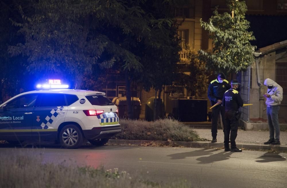 Control policial a la Bonavista de Manresa durant el toc de queda