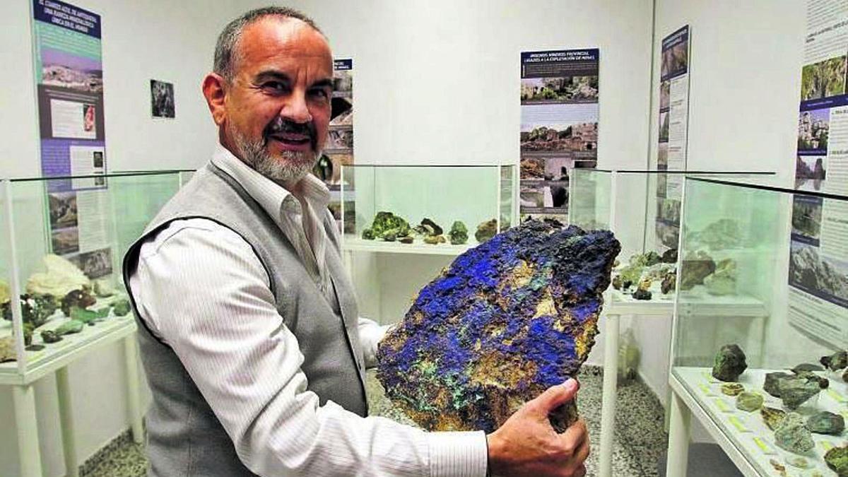 El geólogo malagueño Juan Carlos Romero, el año pasado con una pieza de cobre del Puerto de la Torre, en su aula museo.