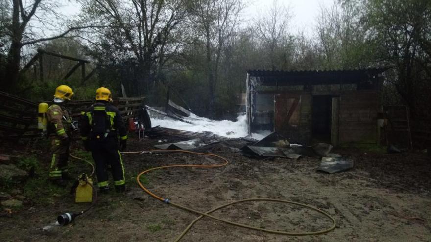 Una cuadra de caballos arde de madrugada en La Ucha