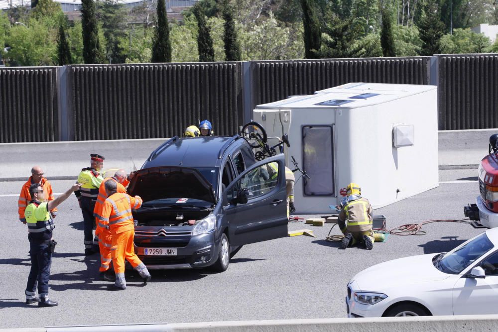 Una caravana bolca a l'AP-7 a Sarrià de Ter