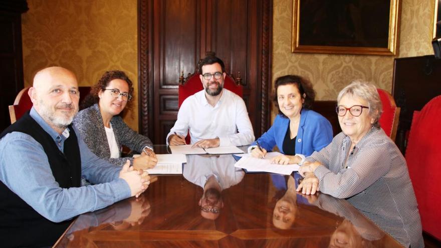 Firma del convenio entre las tres instituciones.