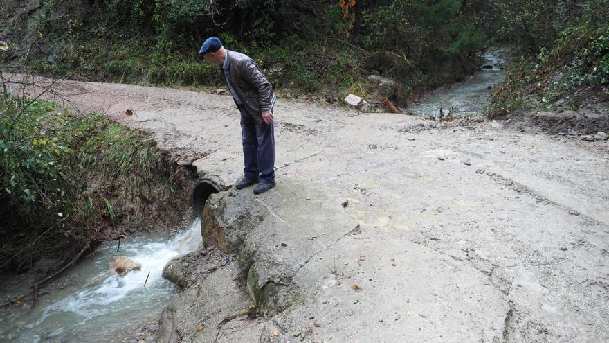 Un regidor del poble mostrant el punt on es va produir la tragèdia, a Sant Miquel de Campmajor