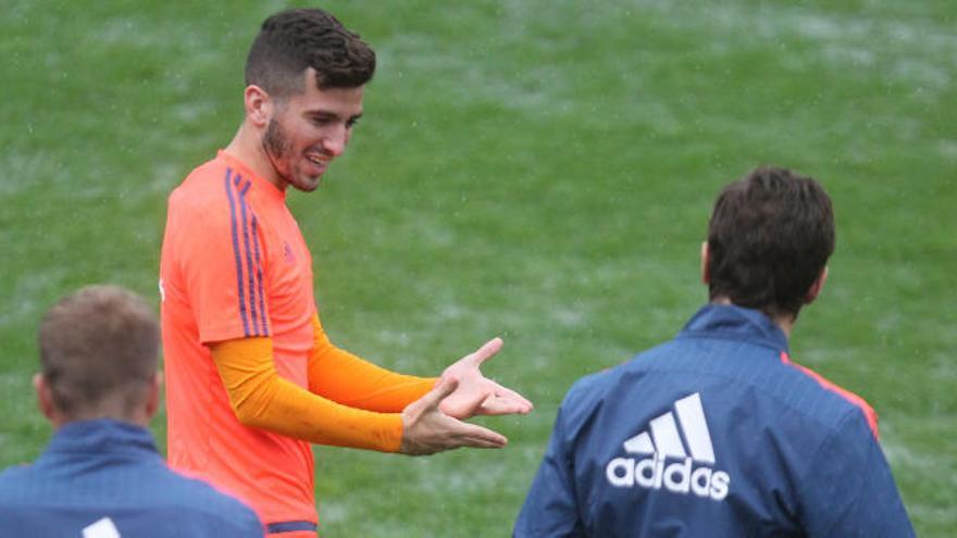 El Valencia CF entrena bajo la lluvia.