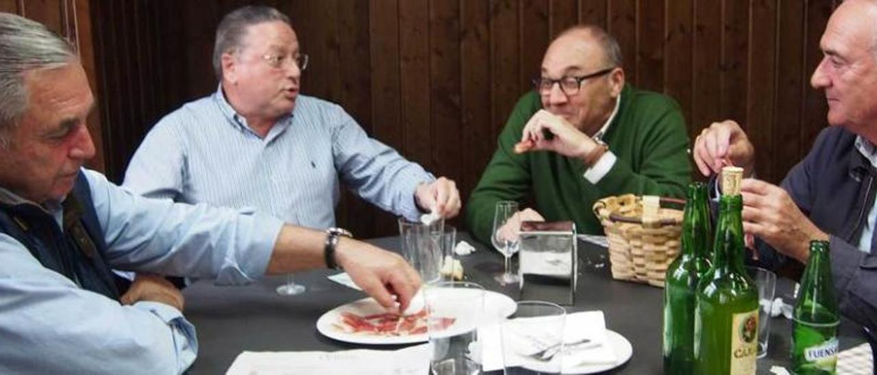 Por la izquierda, Julián Rodríguez, Miguel Fernández, Eduardo Colunga y Jesús Sánchez, tomando jamón serrano en el bar El Sastre de Noreña.