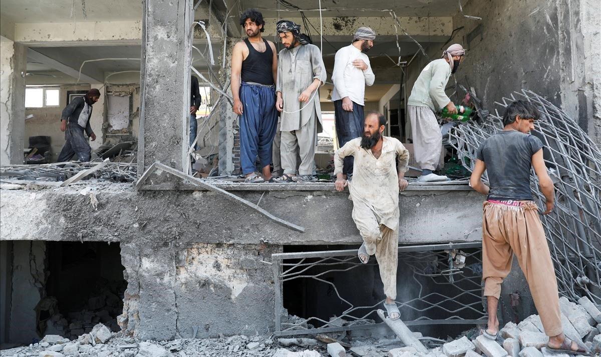 zentauroepp49208831 people collect their belongings after a blast in kabul  afgh190725124124