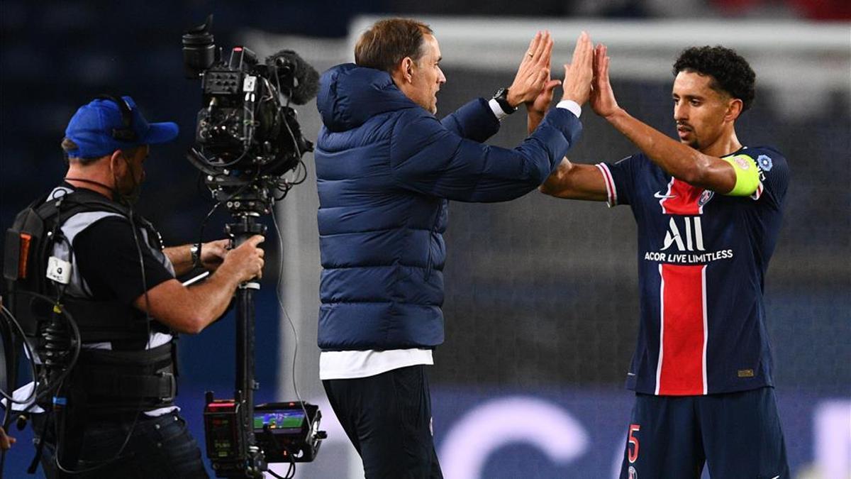 Tuchel felicitando a Marquinhos tras un partido de liga francesa en el Parque de los príncipes