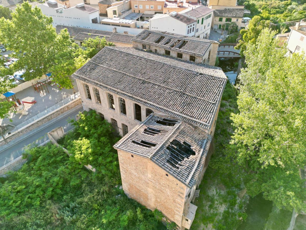 Parte de la cubierta de la Fàbrica Nova se derrubó.
