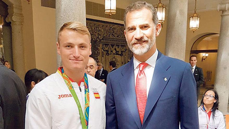 El mallorquín Marcus Cooper, junto al Rey Felipe VI.