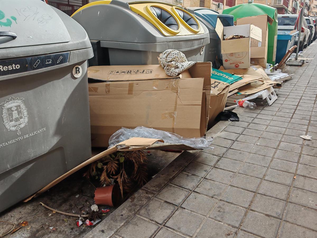 Basura acumulada en la Calle Roselló de Alicante, a la altura del número 32