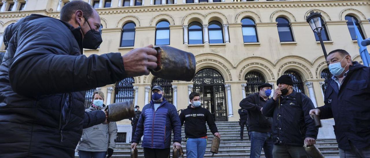 Los ganaderos, agitando sus cencerros ante Presidencia, en Oviedo, este viernes. | Irma Collín