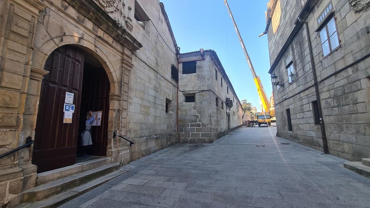 La capilla de Santa Rita, a la izquierda.