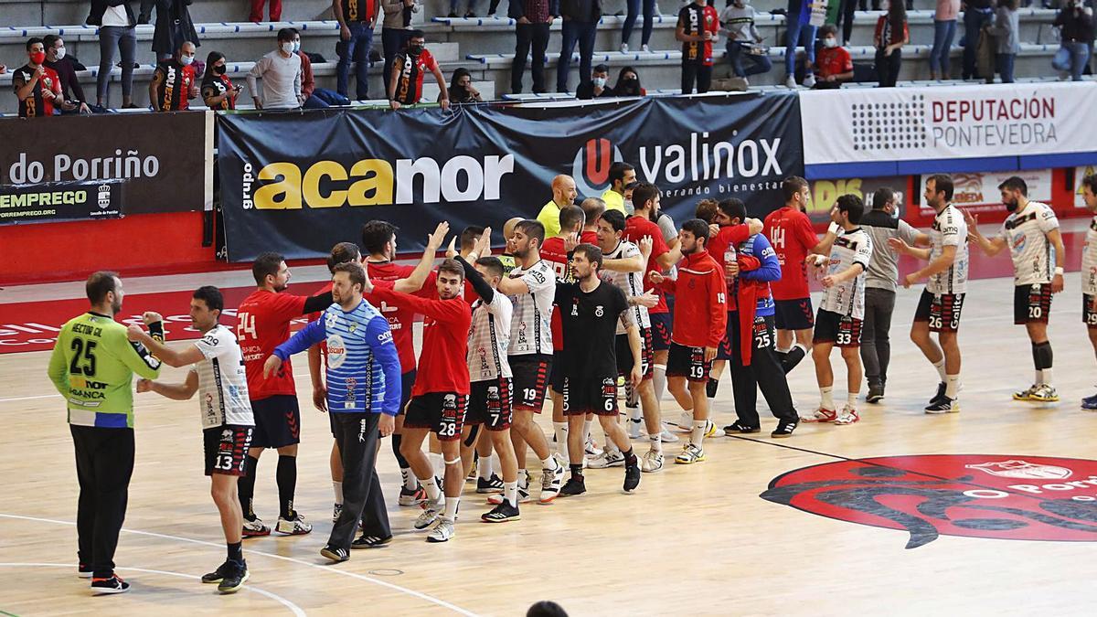 Los jugadores del Acanor Valinox saludan a los del Disiclín Lalín en el encuentro que ambos disputaron en O Porriño. |  // RICARDO GROBAS