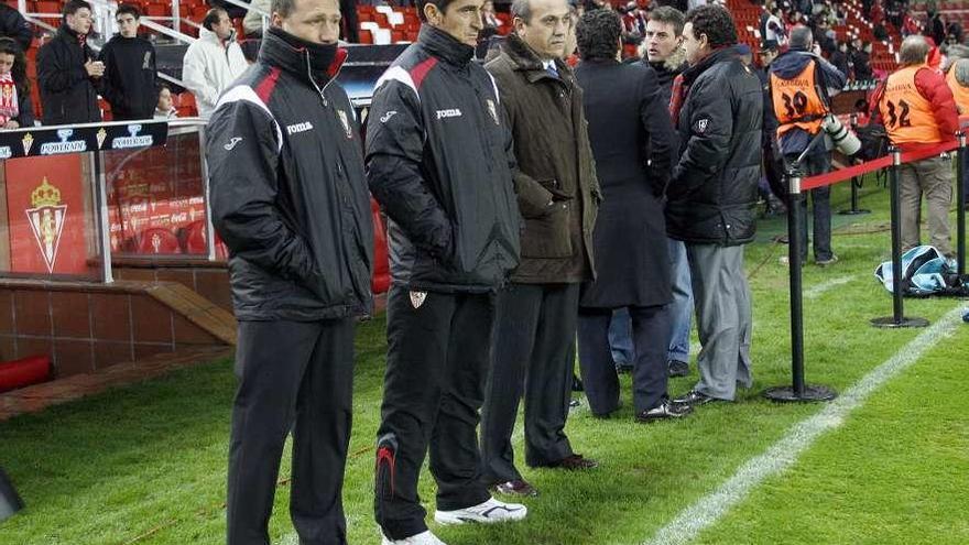 Jiménez, en el centro, junto al expresidente del Sevilla José María del Nido, en febrero de 2009 en El Molinón.