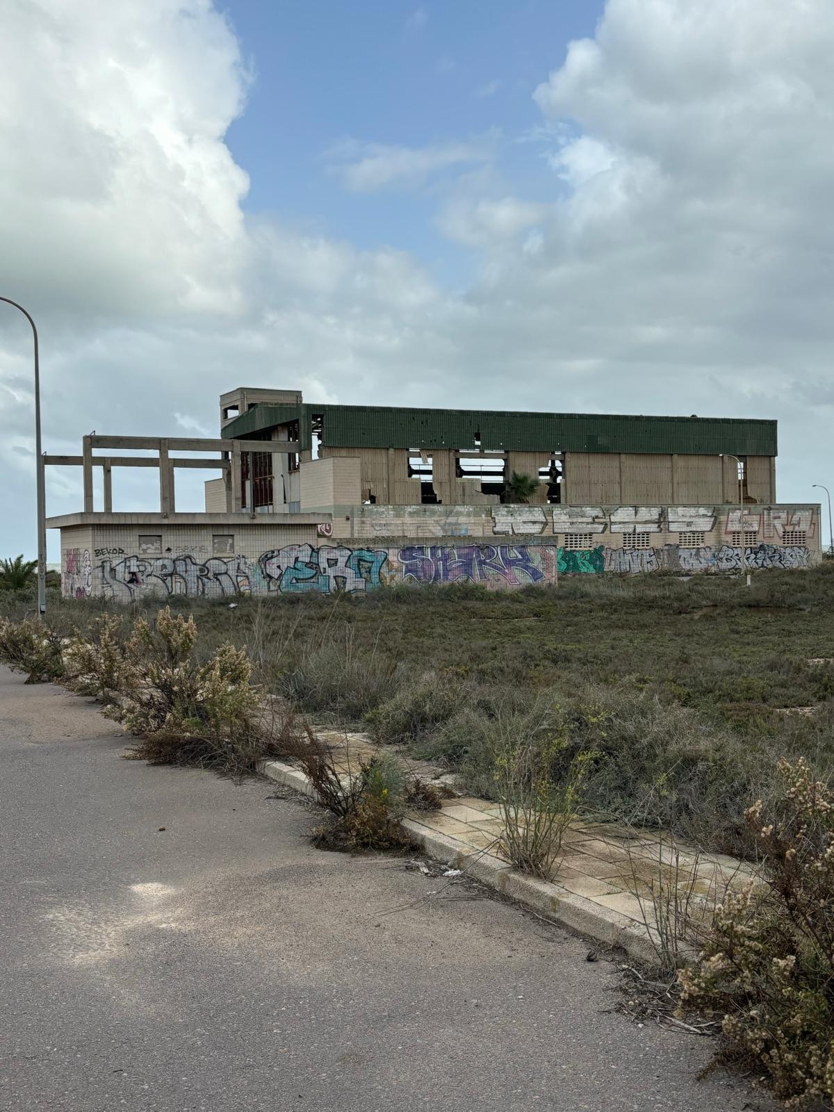 Antiguo hangar del Carmolí, hoy en desuso y en estado de deterioro.