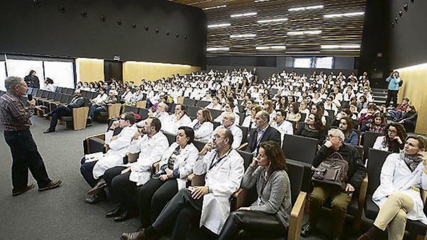 Ángel Carracedo, durante su charla en el Cunqueiro. // A. Irago