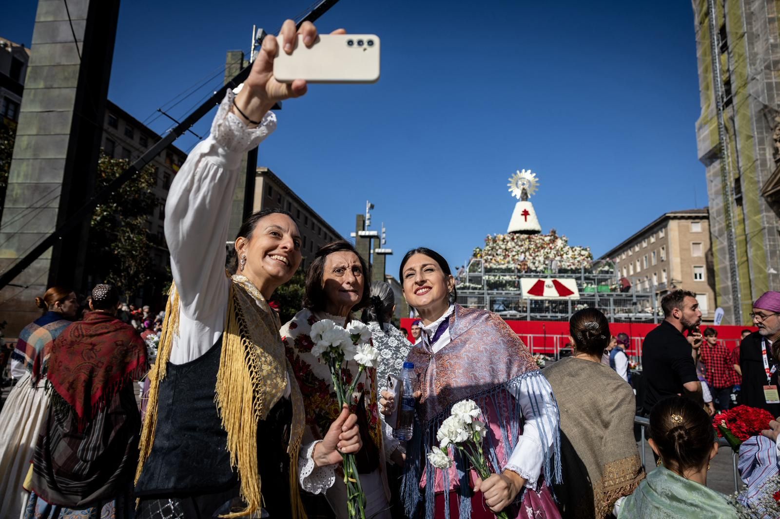 En imágenes | Zaragoza vive su día grande con la Ofrenda de Flores a la Virgen del Pilar