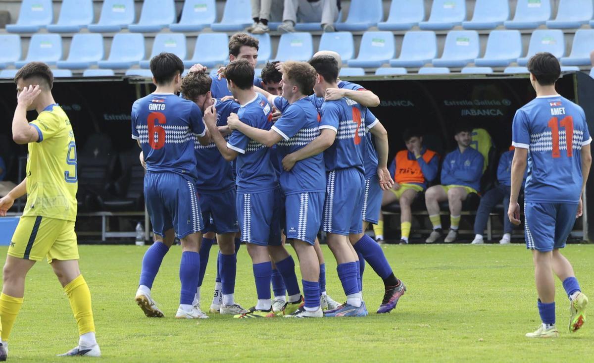 Los jugadores del Gran Peña celebran uno de los goles de ayer. | ALBA VILLAR