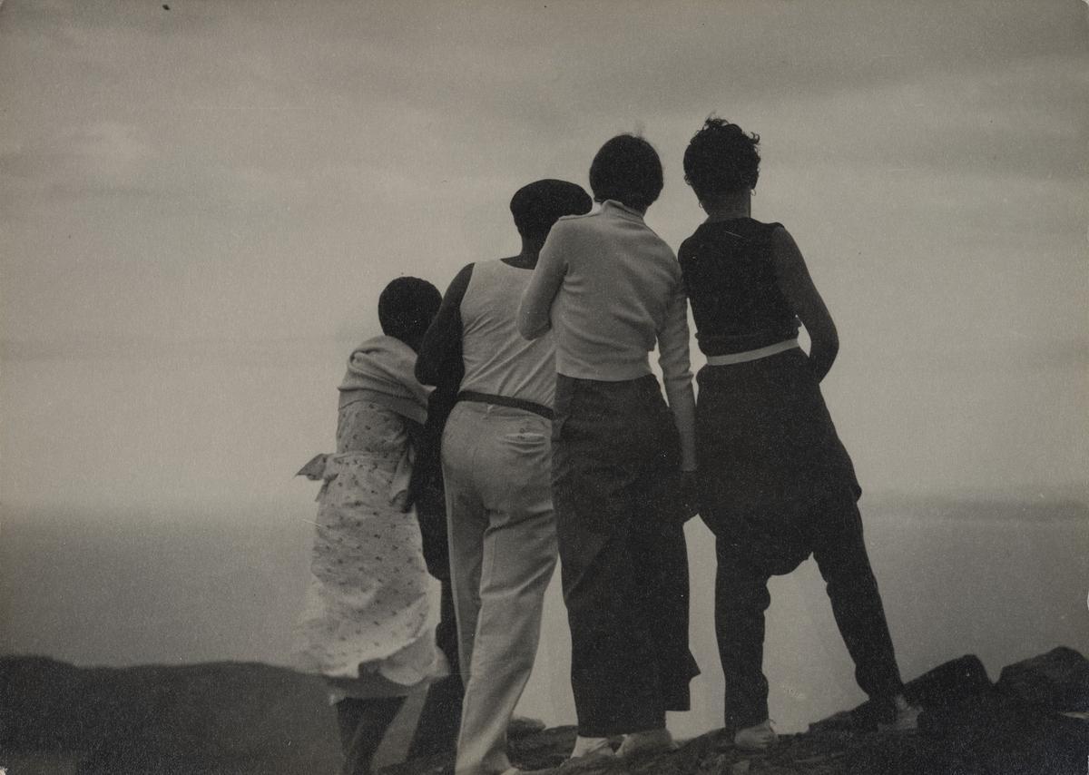 Fotografía de Mey Rahola en la costa del Cap de Creus, hacia 1933-1936. 