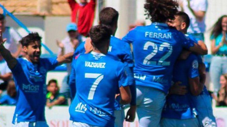 Jugadores del Mar Menor celebran el tanto de la victoria. | MAR MENOR FC